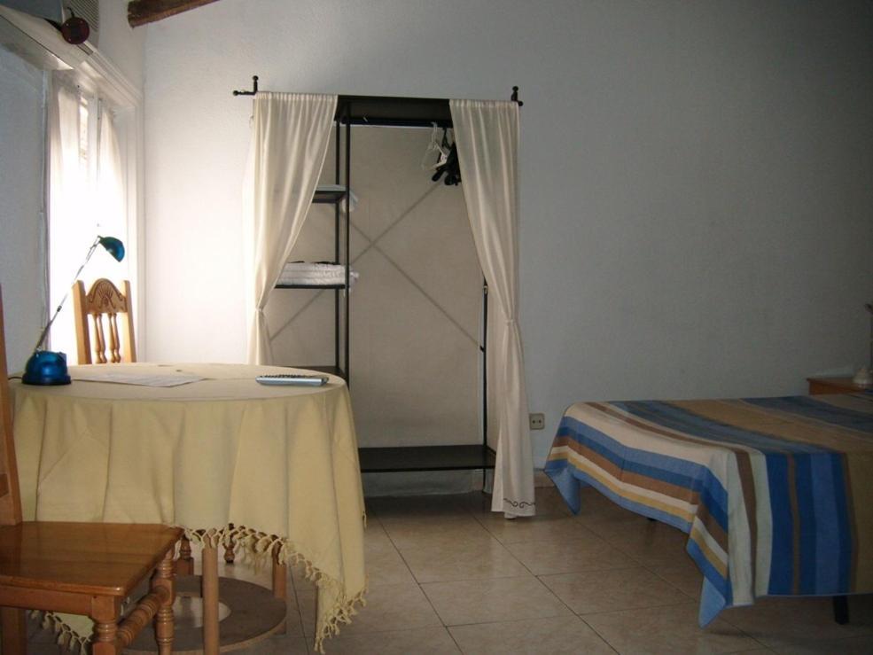 Puerta Del Sol Rooms Мадрид Номер фото